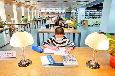 江苏省南京市六合区图书馆成为市民读书学习的理想场所。史俊摄/光明图片