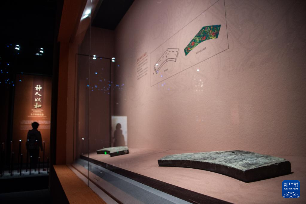 这是5月18日在“龢：音乐的力量——中国早期乐器文化”展上拍摄的展出文物彩绘凤纹石编磐。