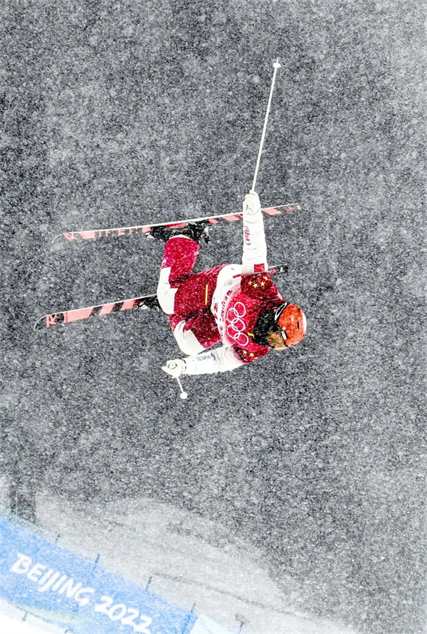 1月30日晚，自由式滑雪雪上技巧中国选手赵洋在张家口赛区云顶滑雪公园冒着大雪训练，备战即将开幕的北京2022年冬奥会。魏征 摄