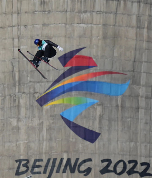 2月8日，北京2022年冬奥会自由式滑雪女子大跳台决赛在北京首钢滑雪大跳台举行。中国选手谷爱凌在比赛中。赵迎新 摄