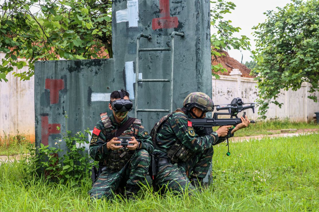 广西柳州武警特战队员居民地反劫持战斗打响