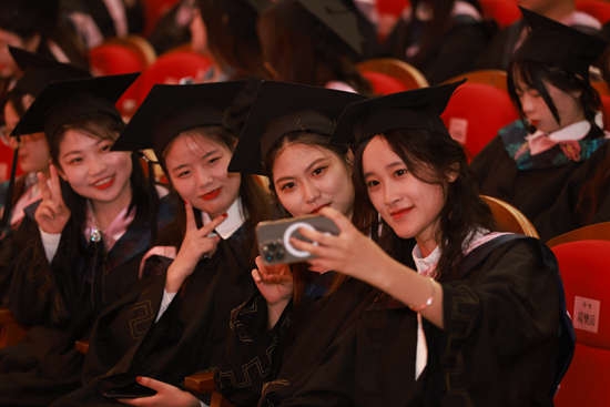6月10日，南京工业职业技术大学首届本科生毕业典礼暨学士学位授予仪式举行。毕业生在合影留念。学校供图 