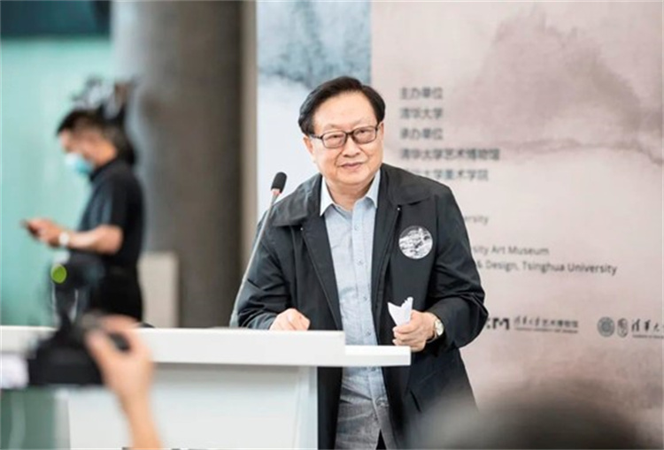 第十一届全国人大常委会副委员长华建敏宣布展览开幕