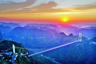 在湖南省吉首市矮寨镇，横架在德夯峡谷之巅的矮寨大桥异常壮观。郭立亮摄/光明图片