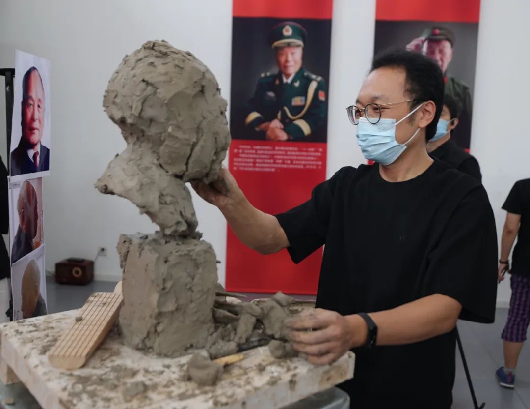 中国美术馆雕塑创作班成员、雕塑家王欣伟现场创作程开甲像