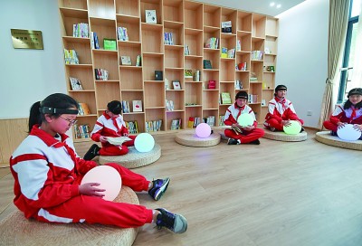 在浙江省嘉兴市儿童青少年心理健康服务总站，学生们在体验“脑波球”。新华社发