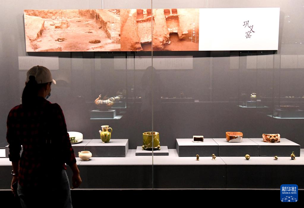8月30日，参观者在郑州大象陶瓷博物馆内观看展品。新华社记者 李安 摄