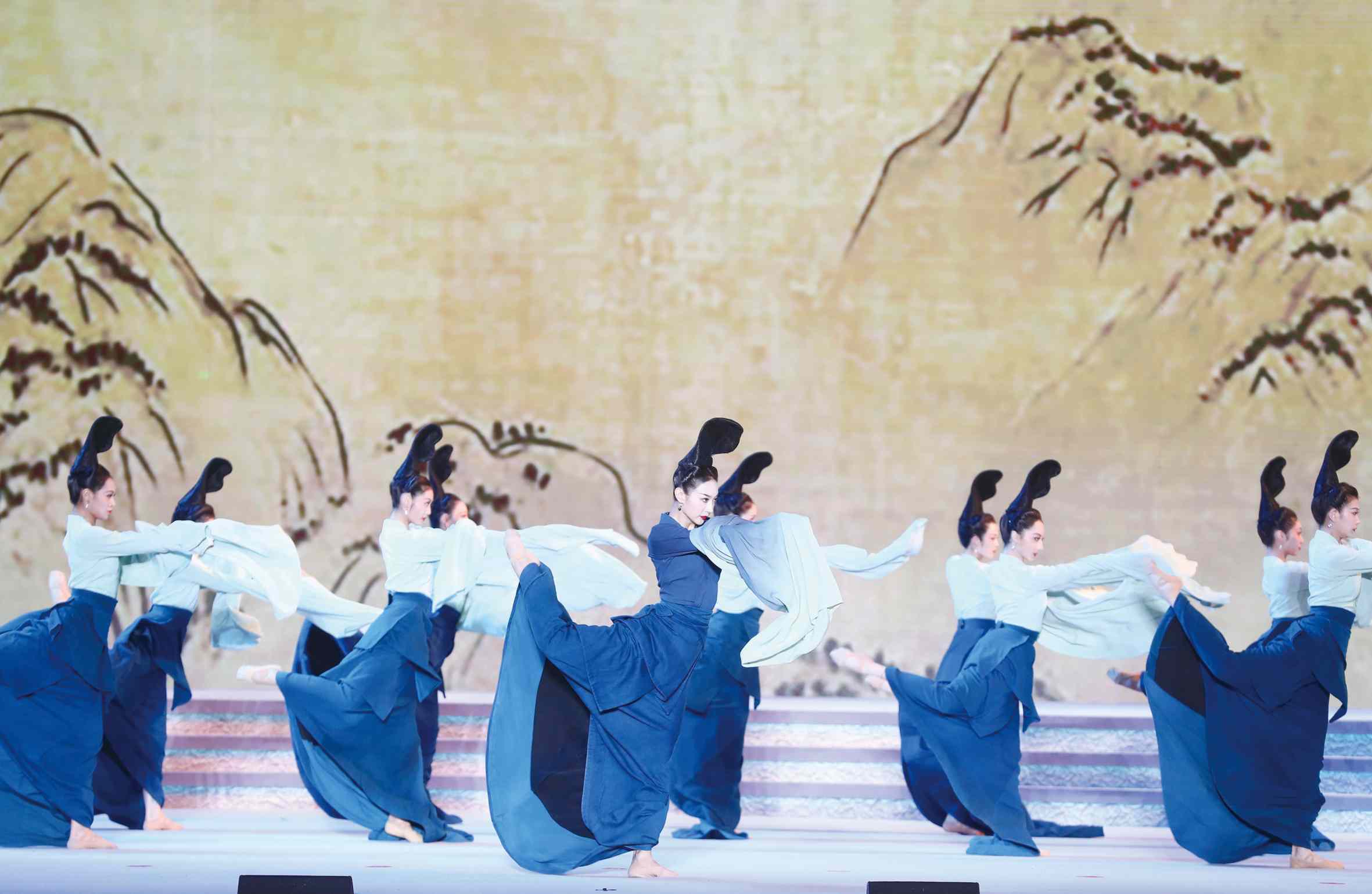 《只此青绿》在第十三届中国艺术节闭幕式上演出   本报记者 卢 旭 摄