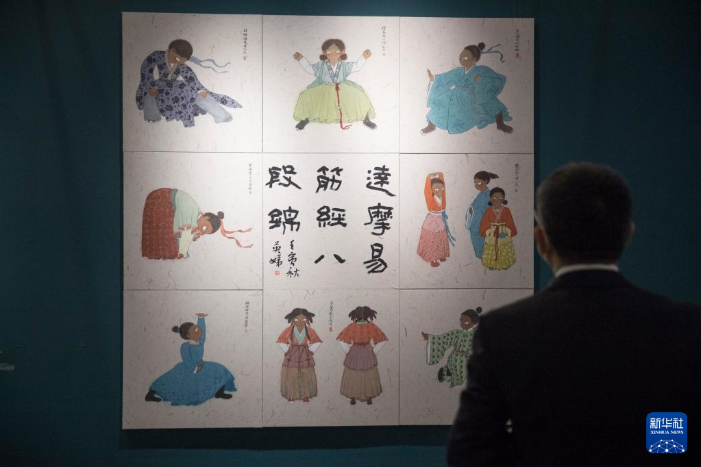 10月30日，参观者在北京服装学院观看美术作品展。新华社记者 郭昱 摄