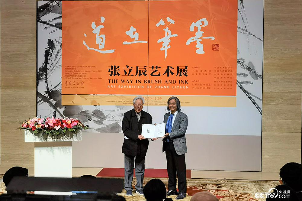 开幕式上，中国美术馆馆长吴为山向张立辰先生颁发捐赠收藏证书