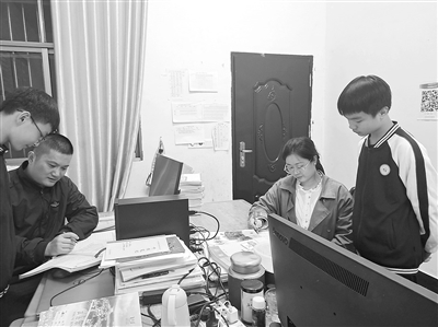 江西省万安县教师乐福桂（左）、郭荔（右）在辅导学生。陈荟全摄