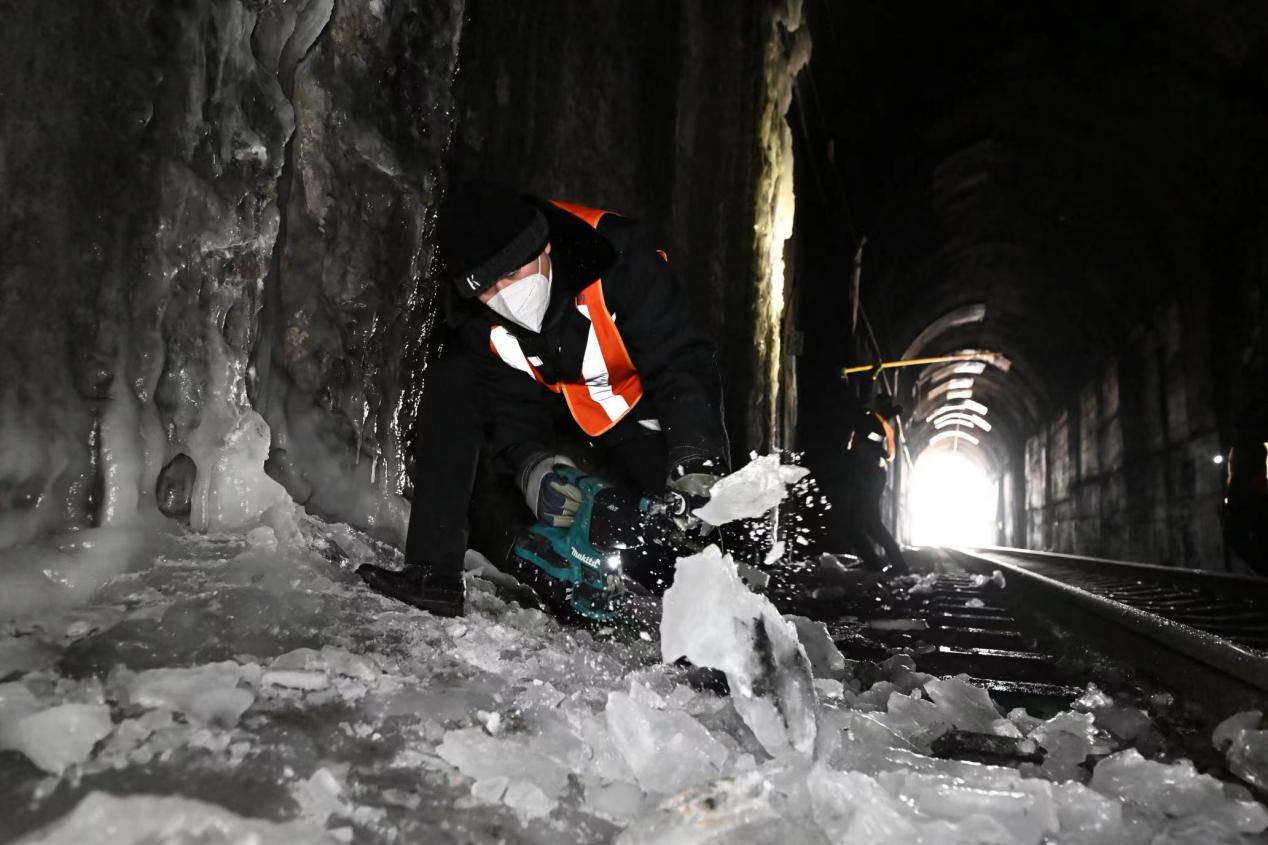 　工友在清理隧道内的床积冰。（图片由太原局太原工务段赵哲昌提供）
