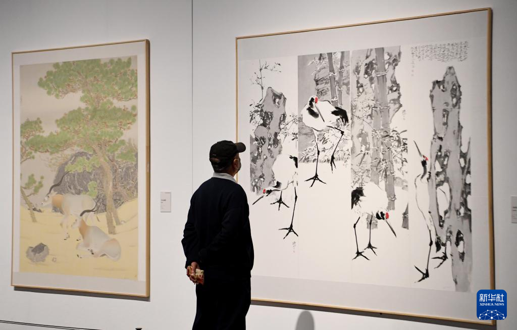 3月18日，参观者在“第五届全国中国画展览”上参观展出作品。