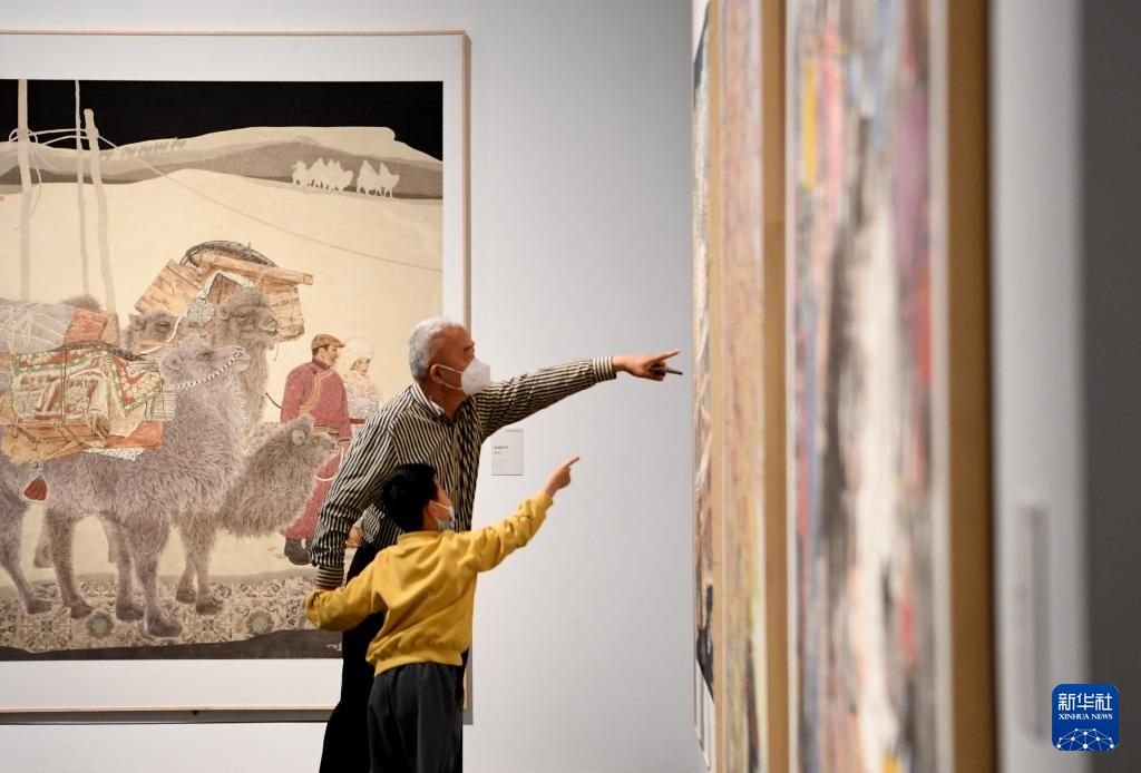 3月18日，参观者在“第五届全国中国画展览”上参观展出作品。