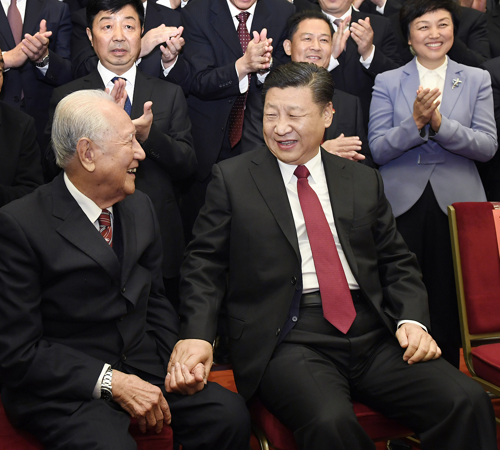 2017年11月17日，全国精神文明建设表彰大会在北京人民大会堂举行。图为习近平邀请黄旭华代表坐在自己身边合影。