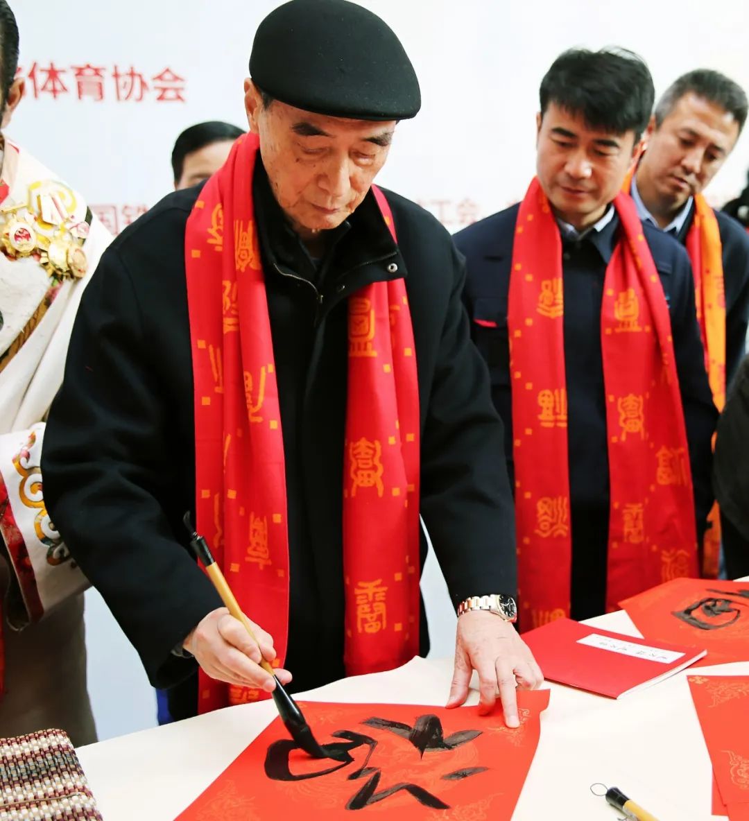 全国总工会原副主席、中国职工书法家协会名誉主席 徐锡澄 为职工群众写“福”字