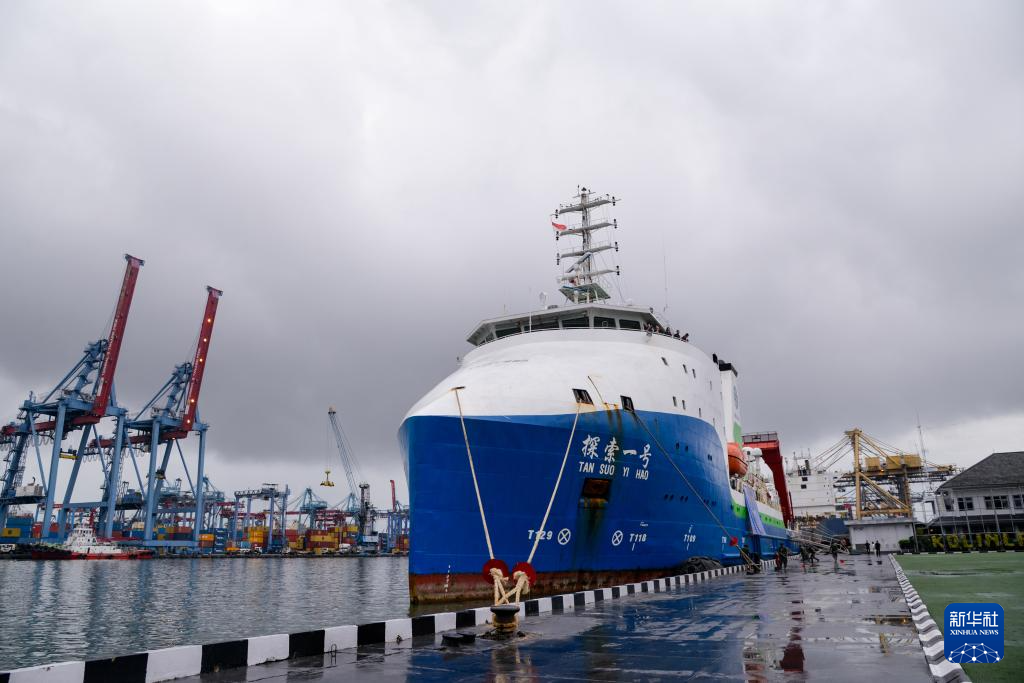新华社记者 徐钦 摄这是3月22日在印度尼西亚雅加达丹戎不碌港停靠的"