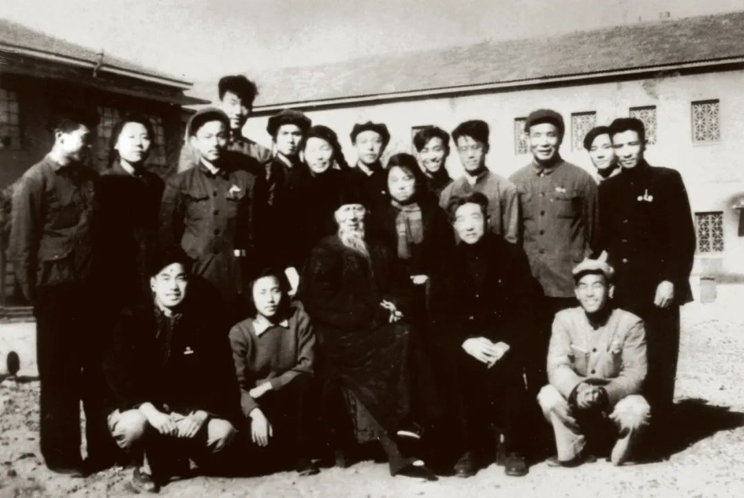 1950年李可染与齐白石、徐悲鸿在中央美术学院合影