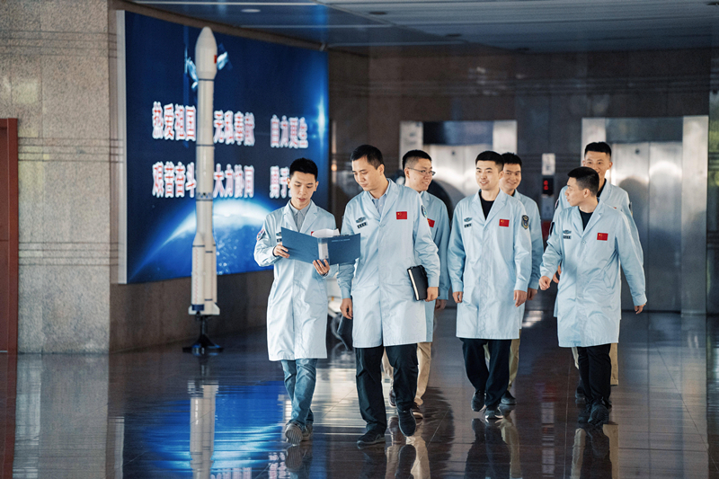 2022年7月1日拍摄的北京航天飞行控制中心调度团队的青年科技人才。