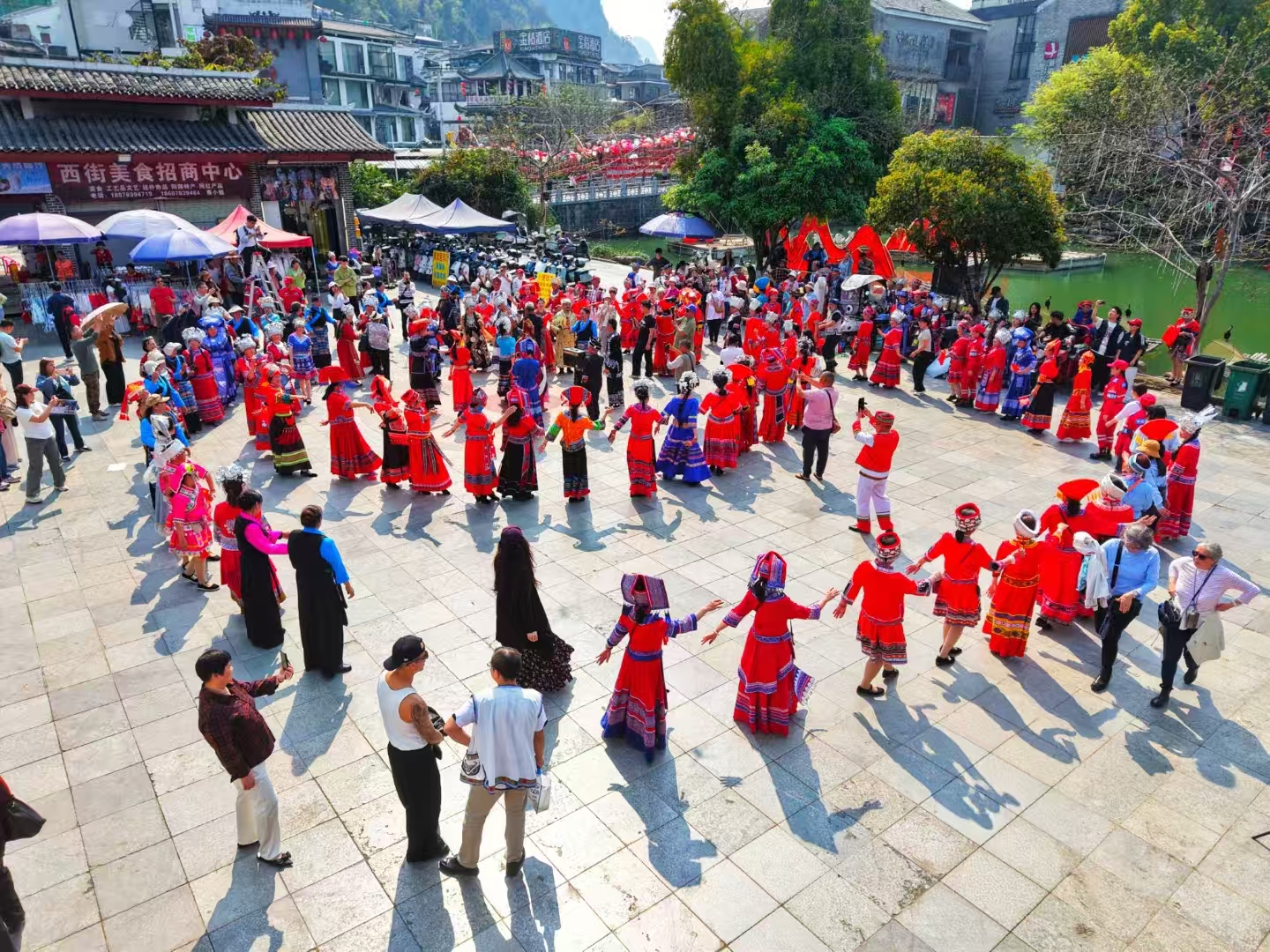 广西阳朔"三月三":百人唱响山歌 共享民族节庆