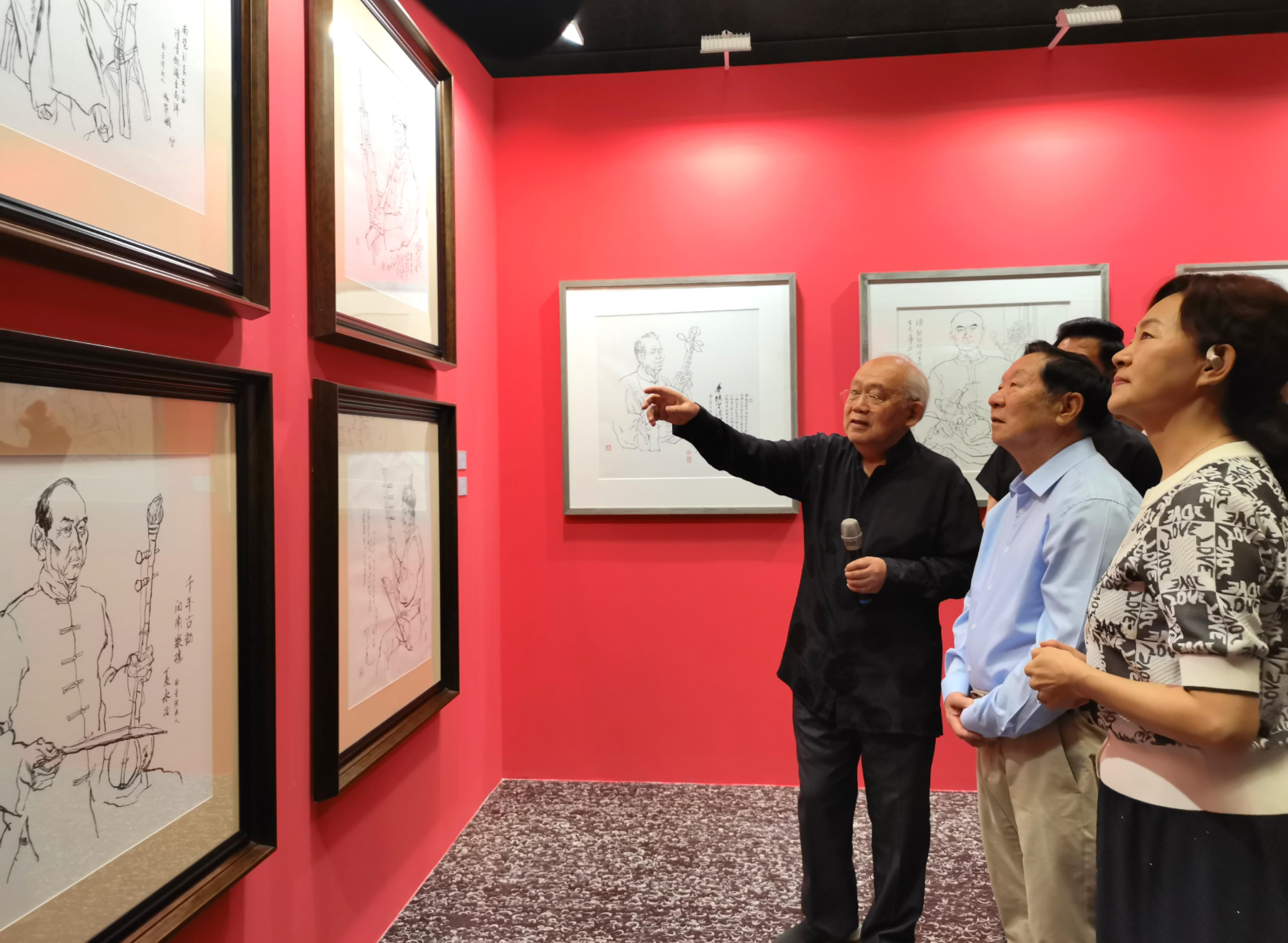 李延声与嘉宾参观展览