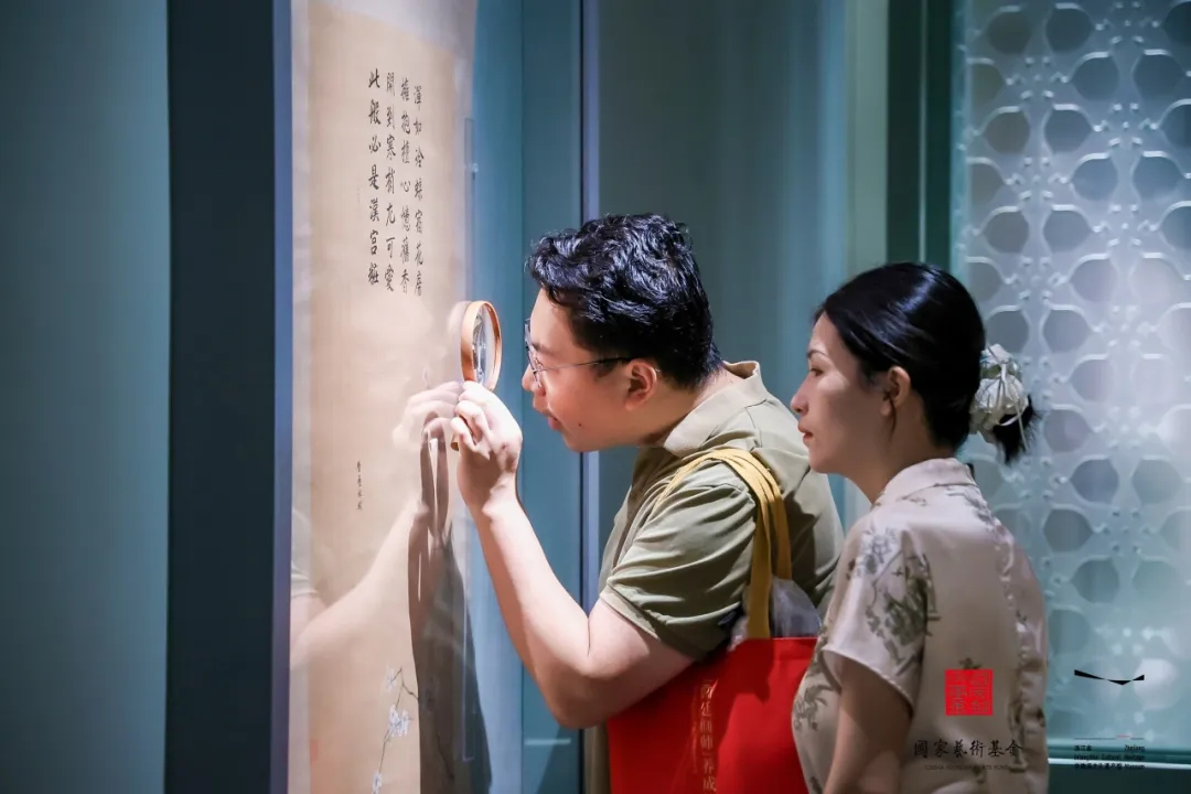 展览入口特别准备了观展放大镜，邀请观众观察画笔的起承转合，发现古画中细节和“秘密角落”。
