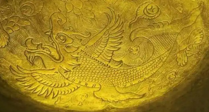唐鎏金鱼化龙纹大银盆（局部） 镇江博物馆藏