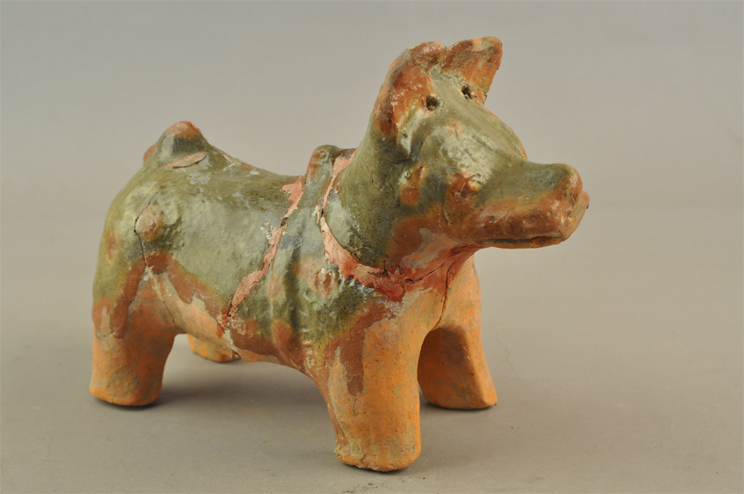 绿釉立姿陶狗 汉  26×11×20cm 南阳市博物院藏