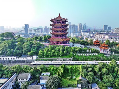 动车组列车经过湖北武汉市黄鹤楼。在湖北推出的相关活动中，扫码上传票根，就可以享受黄鹤楼等景区的门票折扣。新华社发