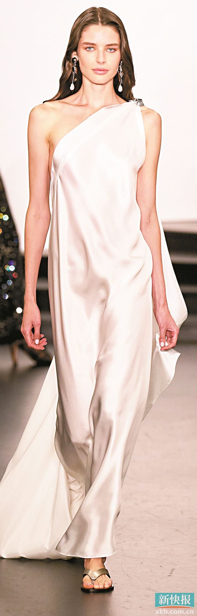 光感面料如缎面让&ldquo;云上舞白&rdquo;随行走角度变化呈现微妙光泽，赋予色彩轻盈流动感。