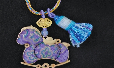 根据上图纹锦创作的马状时尚配饰