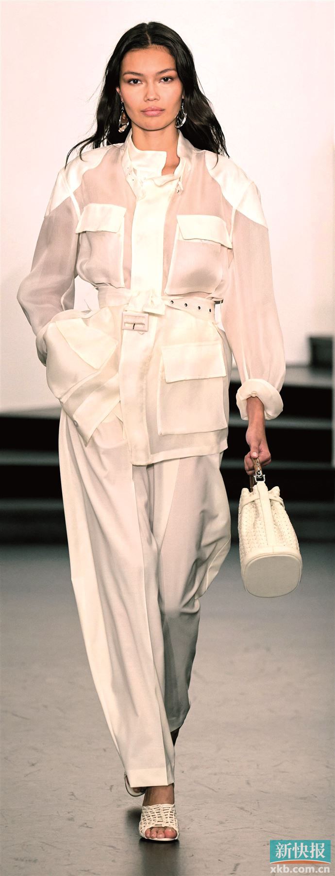 宽肩廓形在该风格中既保留气场又不失轻盈。