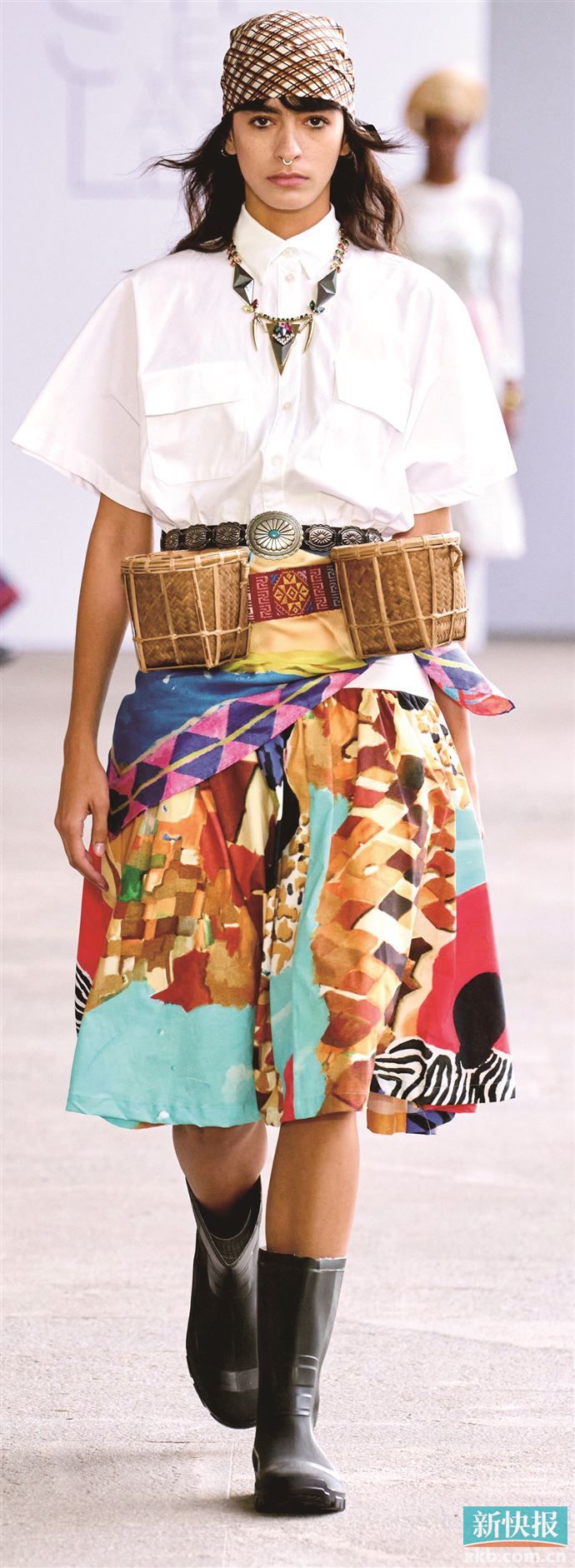 手工编织与民族印花遇上线条利落的现代单品，浪漫波嬉风瞬变可轻松驾驭的都会风