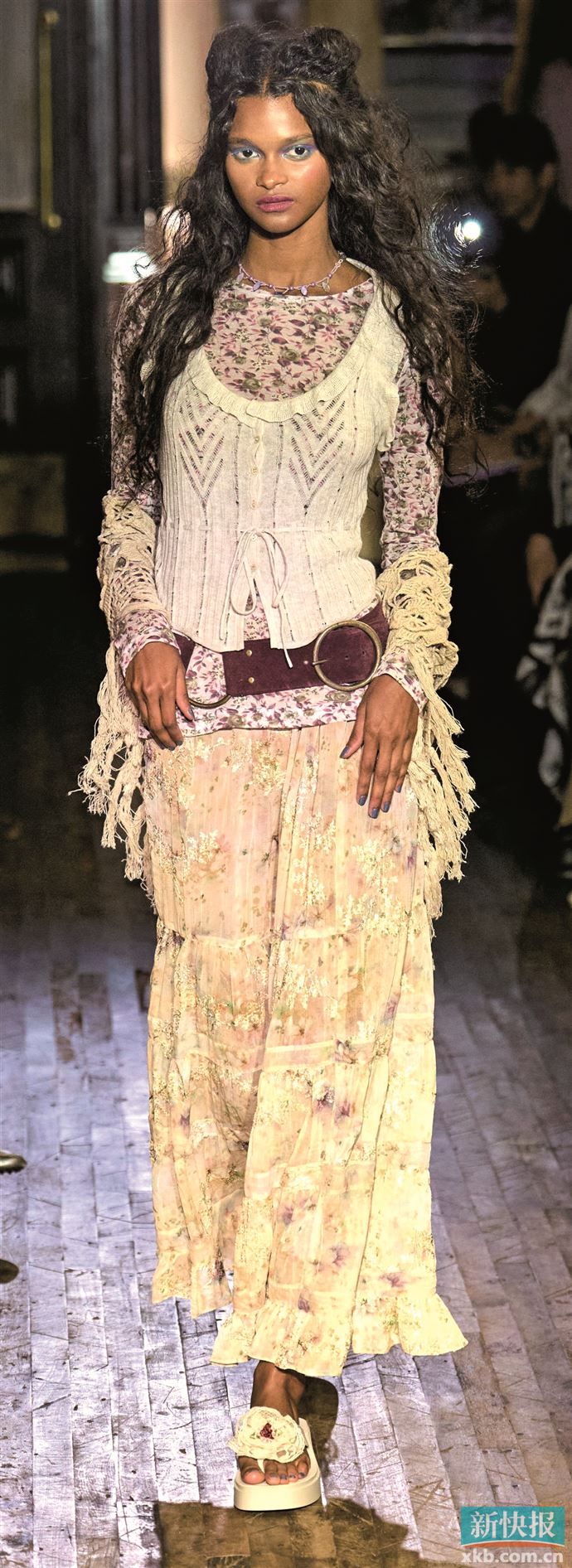 通过植物纹样构成有机图案，与蕾丝、钩针元素层叠出繁花蔓生的浪漫