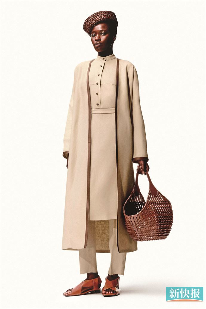 春夏季可尝试草编材质圆盒帽，轻盈又能保持挺括帽型，体现了结构化轮廓与柔软材质平衡。