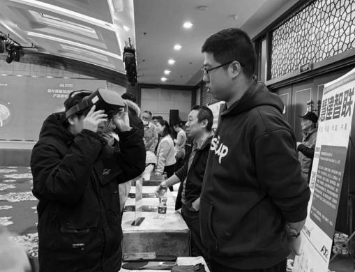 图为消费者正在体验AI眼镜，工作人员为其讲解功能。 陈跃佳 摄