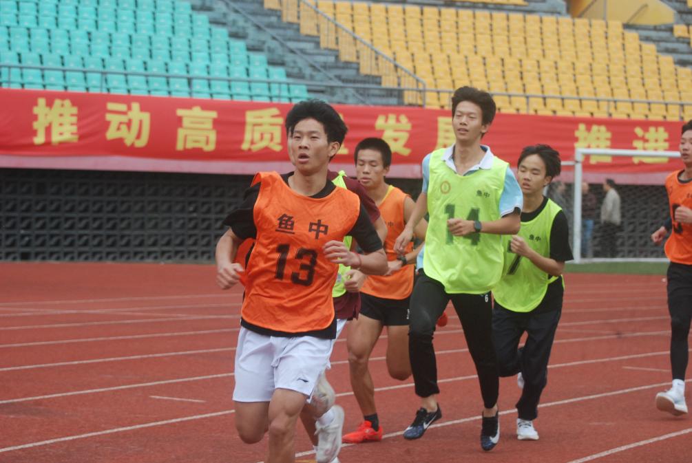 学生们在校田径运动会上比拼