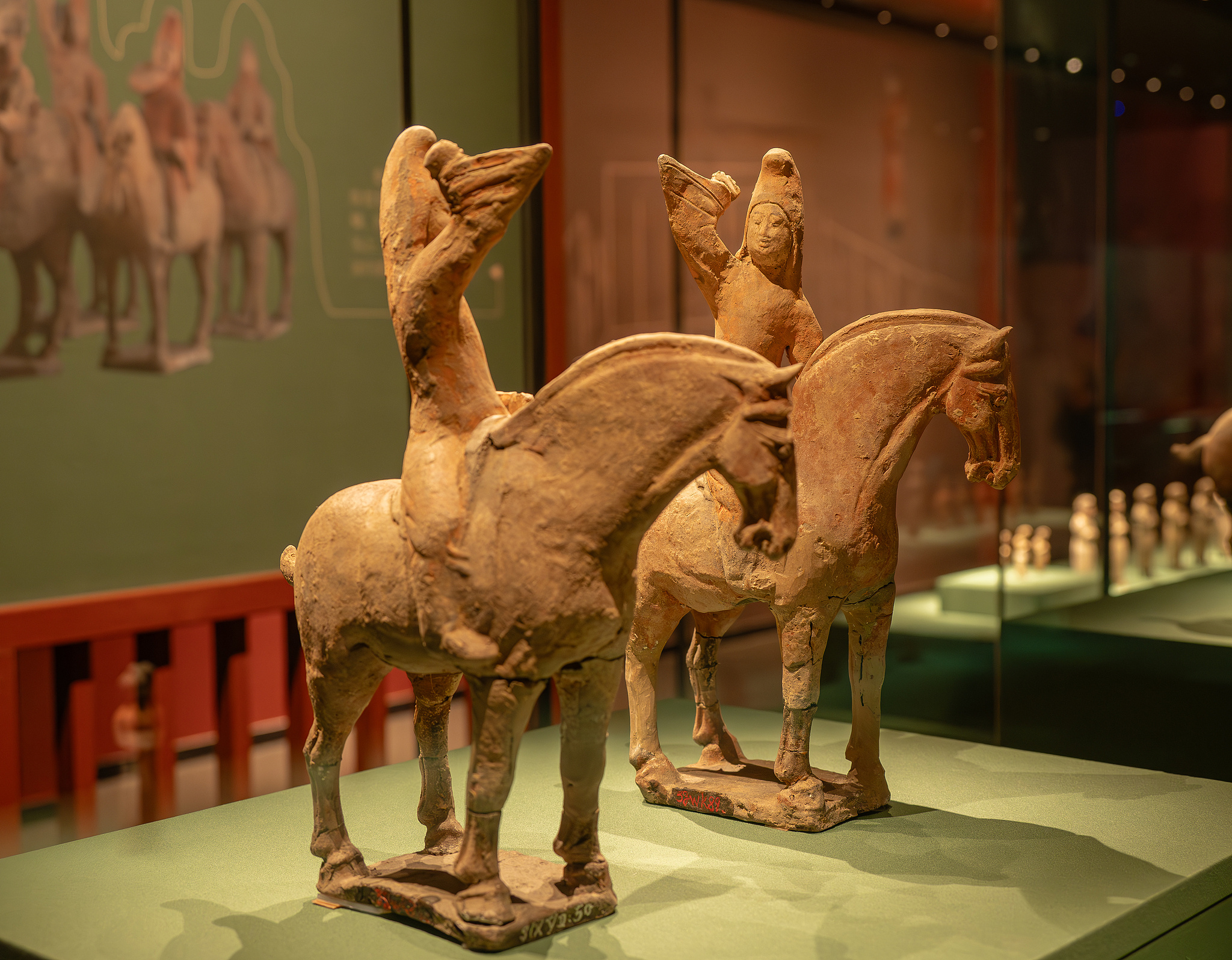 唐代金乡县主墓出土的骑马俑，头戴风帽。