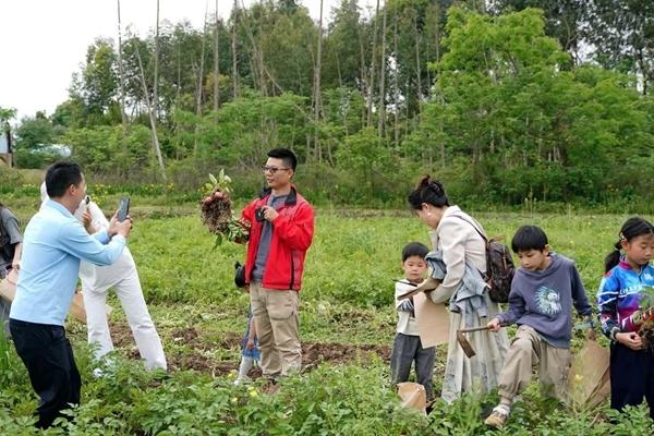 在杨闯世的共享菜园，&ldquo;地主&rdquo;邀请朋友们一起体验丰收的喜悦。受访者供图