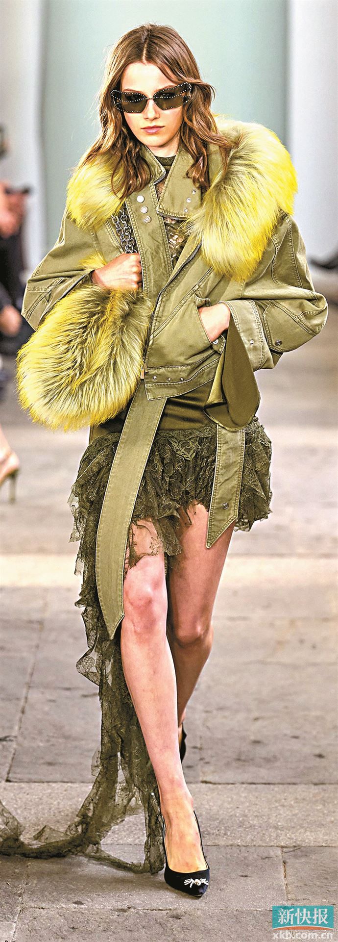 通透的蕾丝在营造水母裙的空气感方面有锦上添花的效果。