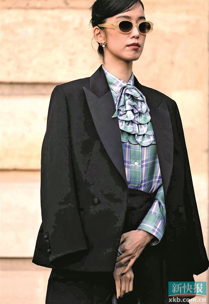 古典印花与鲜艳色块融入领结设计，让它成为整体造型的视觉焦点。