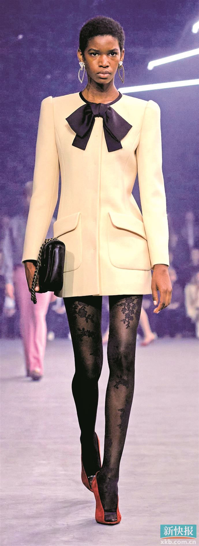 丝质领结与硬挺衣装结合的刚柔并济，既保留了造型穿搭的庄重感，同时又注入轻盈诗意。