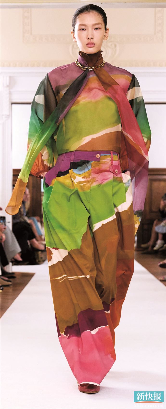 借配饰系带，为柔软随性增加分量感，同时又不破坏整体造型结构的松弛感。