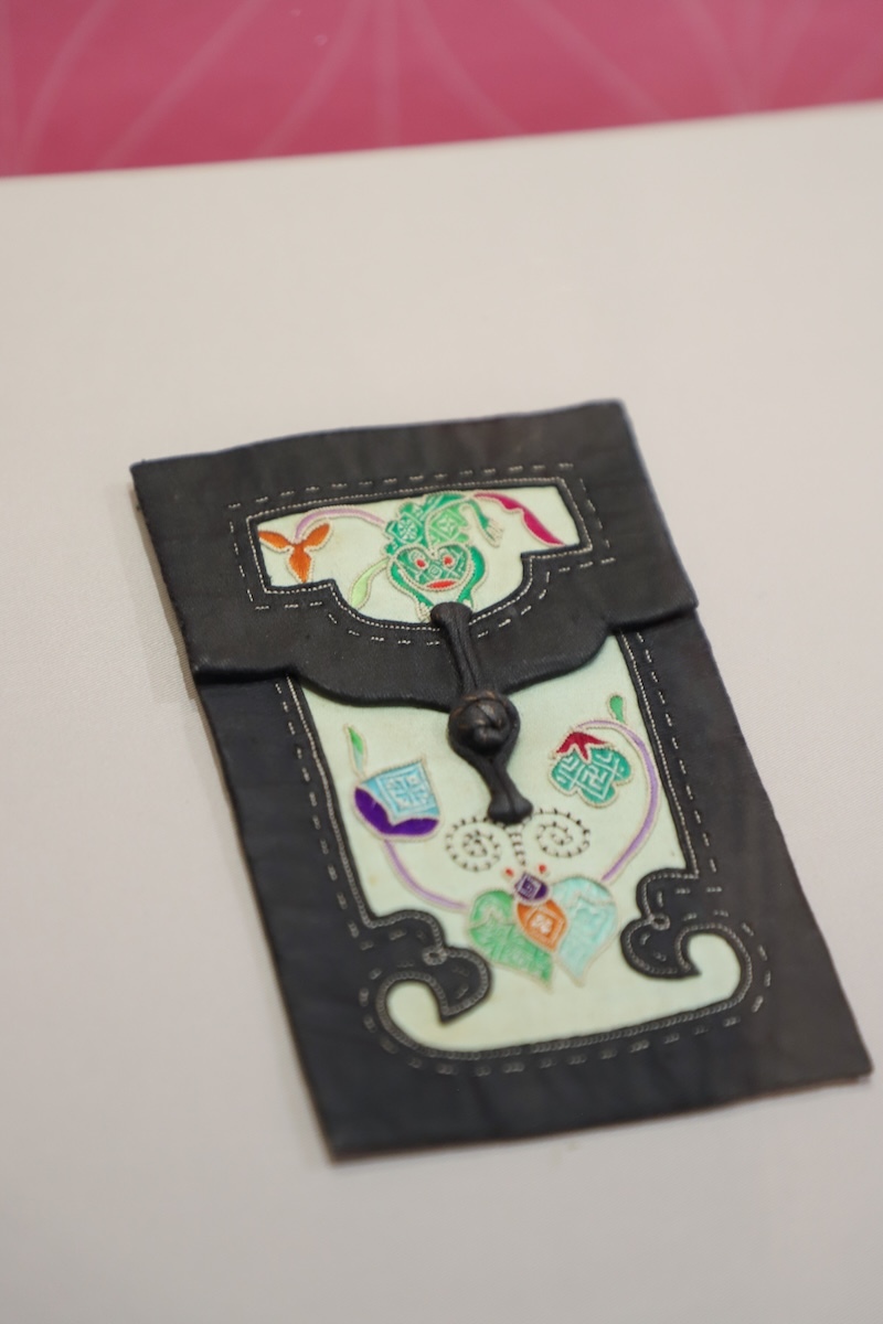 浅绿缎地&ldquo;生生不息&rdquo;蛙蝶纹翻盖荷包，时代：清晚期至当代，地域、流派：贵州