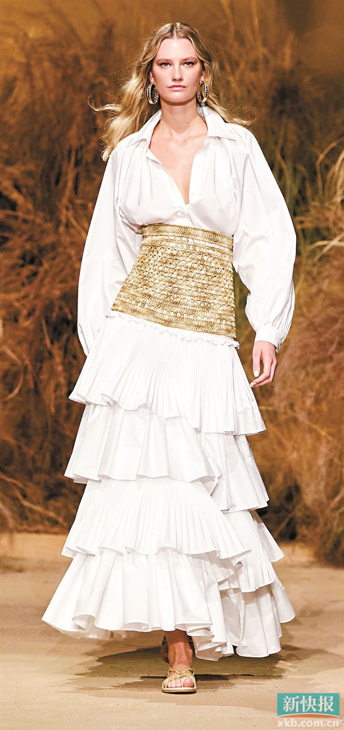 不同样式的荷叶边叠搭，给整体造型营造出更为饱满的层次感。