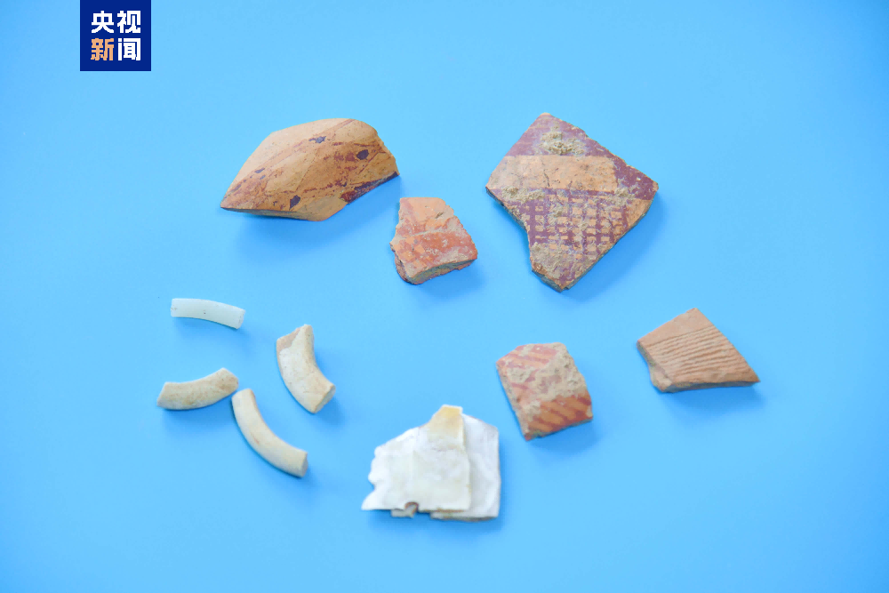 在移穰村采集到的仰韶文化时期陶环、蚌刀及彩陶片