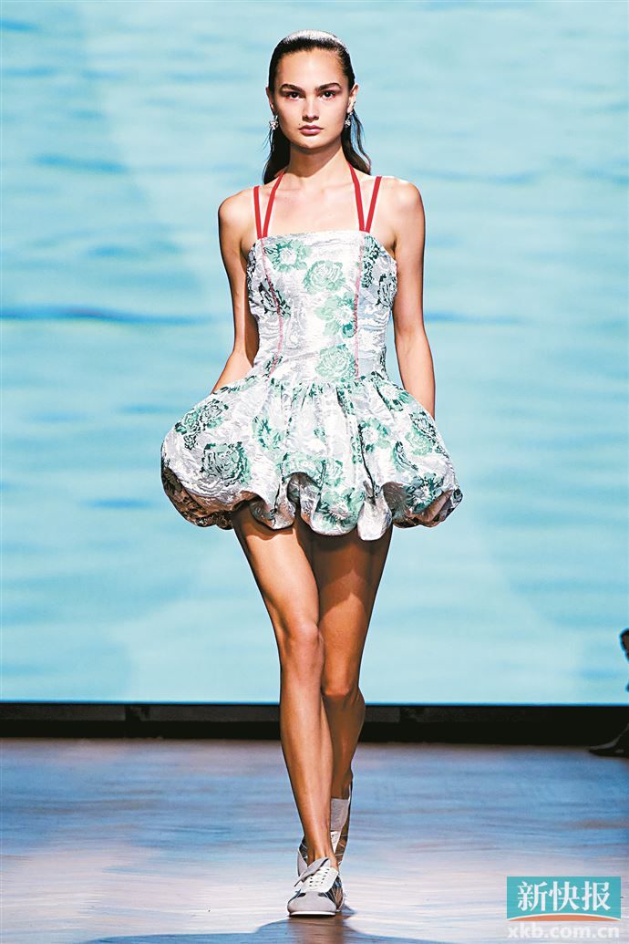 提花的纹理质感能够让简约的款式更加具有细节感。