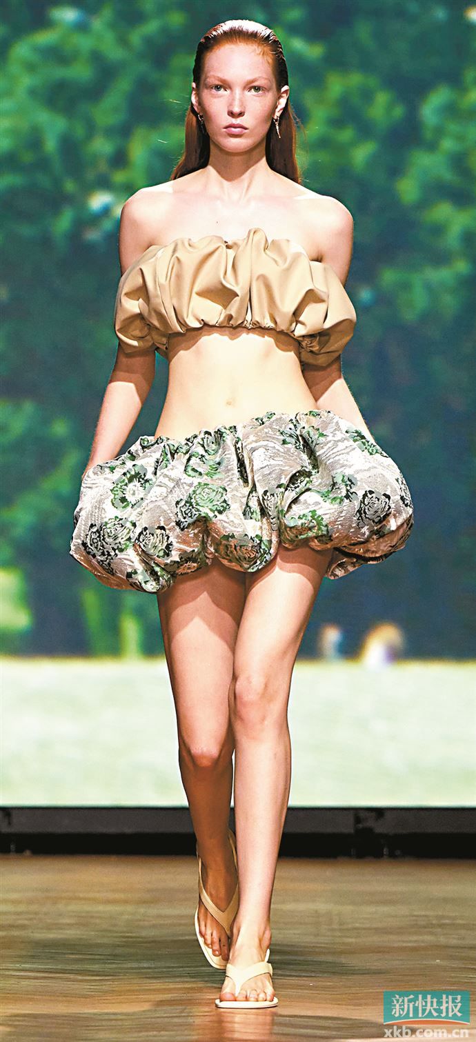 蓬拢泡泡裙加入夸张造型，展现出极强的戏剧张力和华丽感。