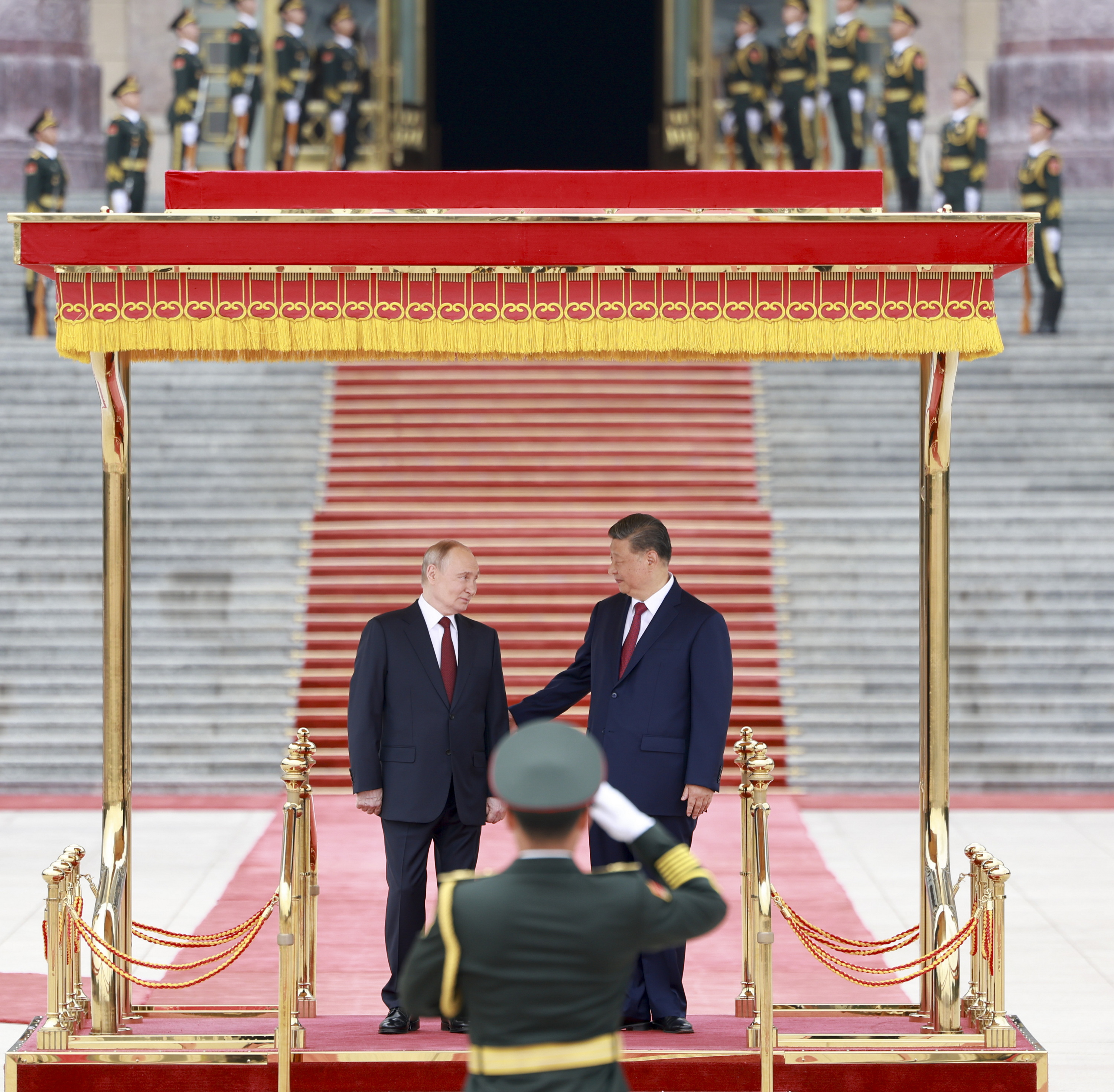5月20日上午，国家主席习近平在北京人民大会堂东门外广场为来华进行国事访问的俄罗斯总统普京举行欢迎仪式。