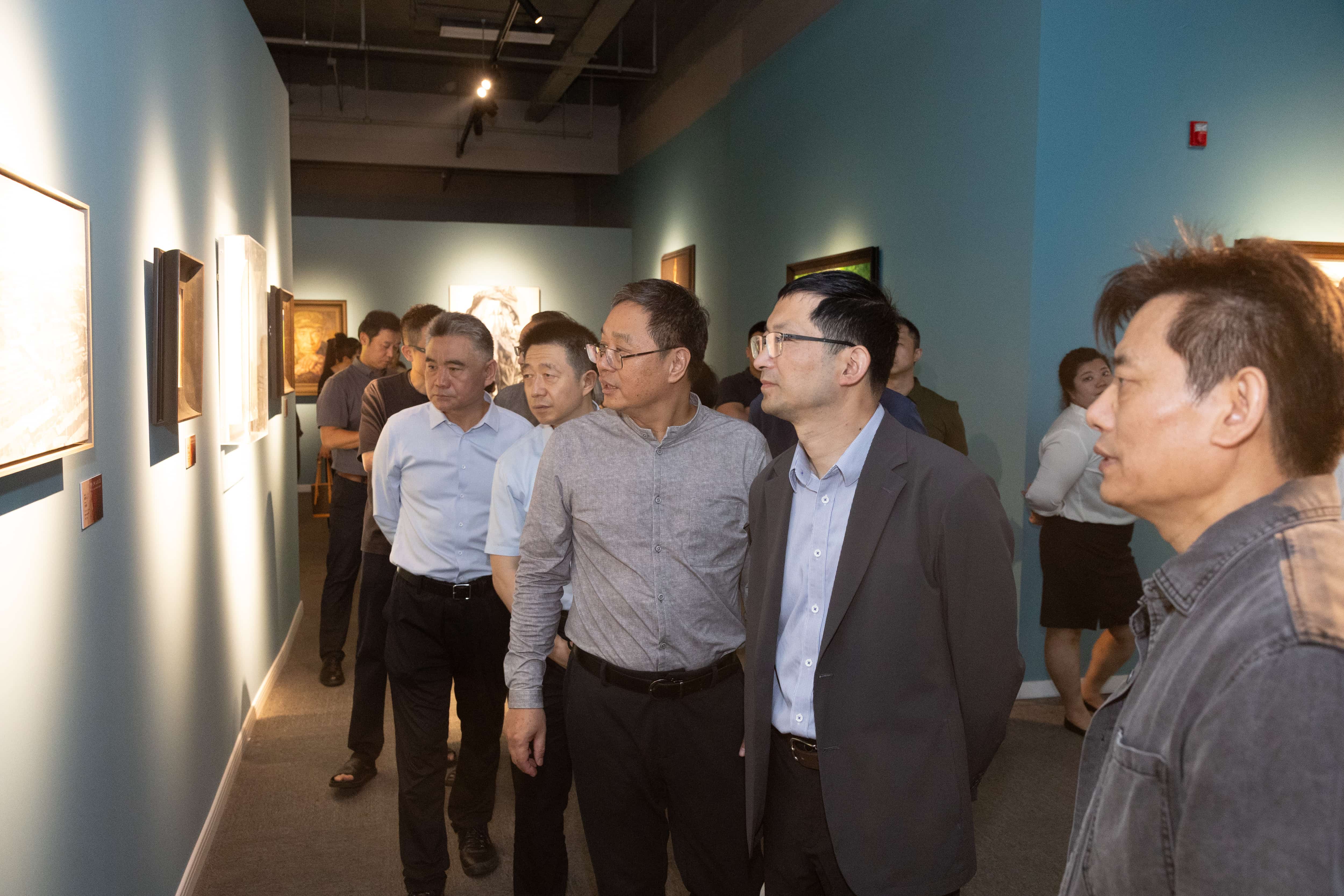 嘉宾参观展览